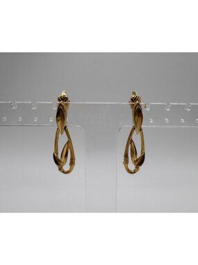 Vintage Trifari Bamboo Drop Earrings Gold Tone Dangle Signed Designer Chic